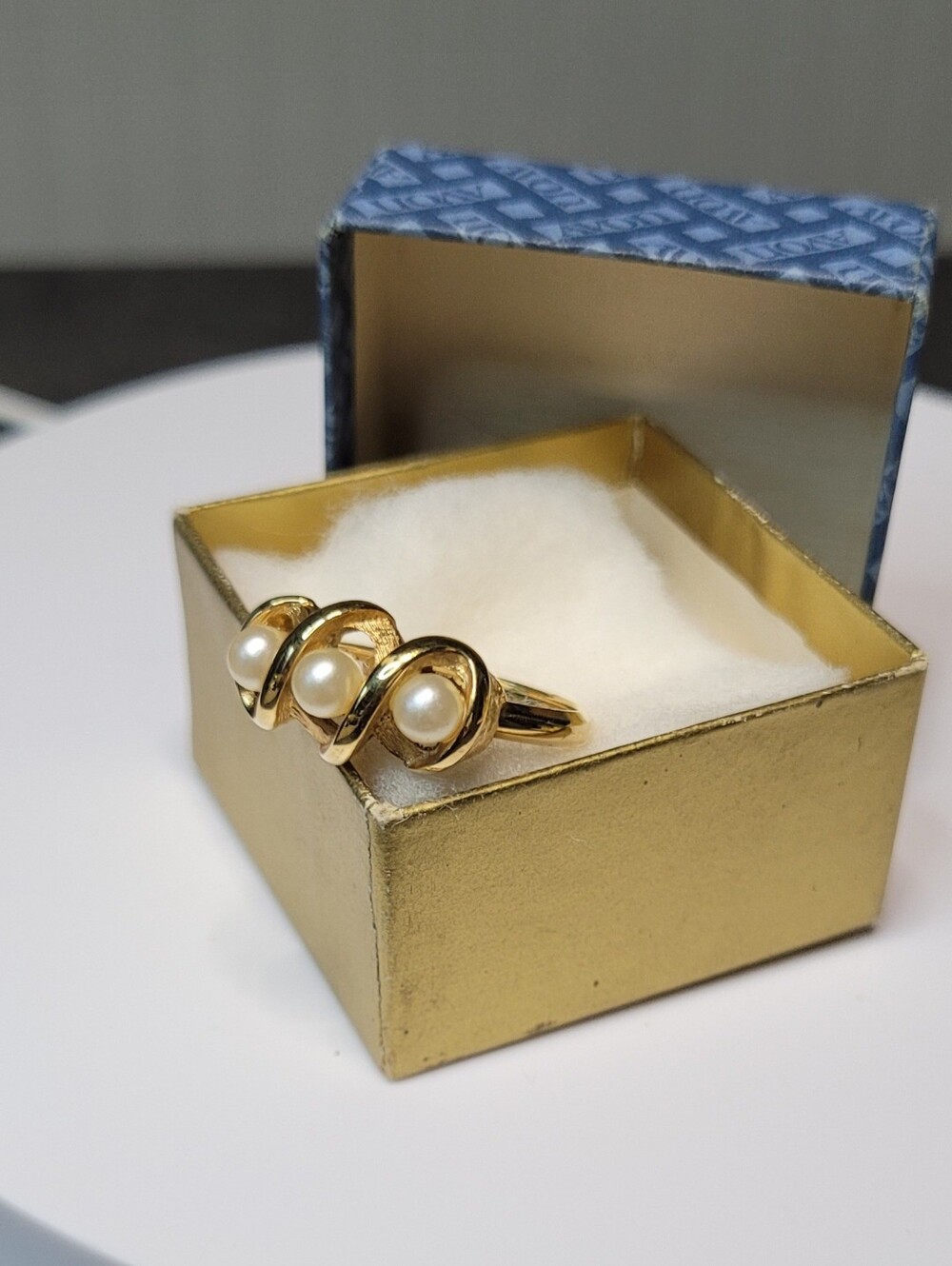 1972 Avon Triple Twist Faux Pearl Gold Tone Ring w/ Original Box Size 9.5